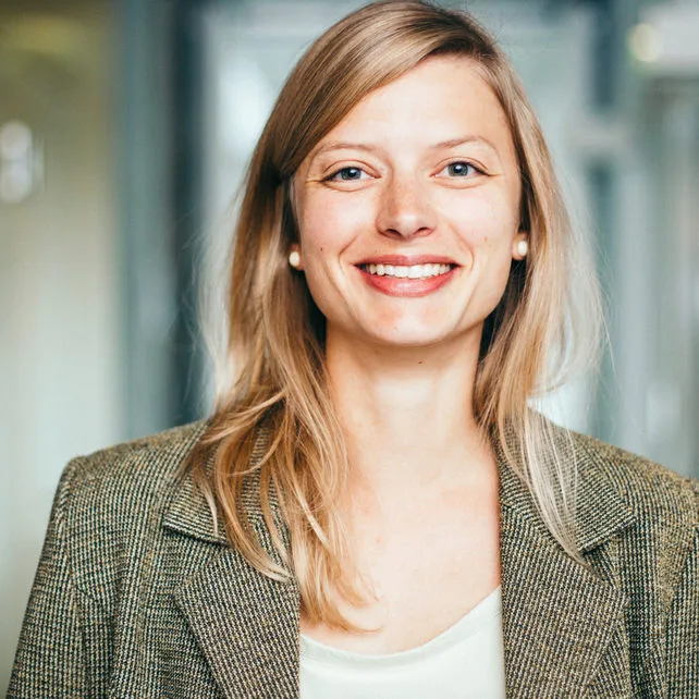 Frau Freundlich Freundlichkeit Führungskraft Lächeln