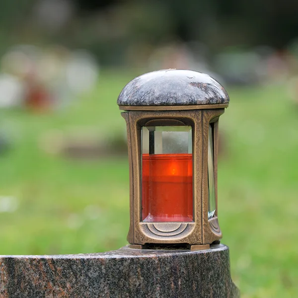 Kerze auf Grabstein Foto iStock Gerd Harder.jpg