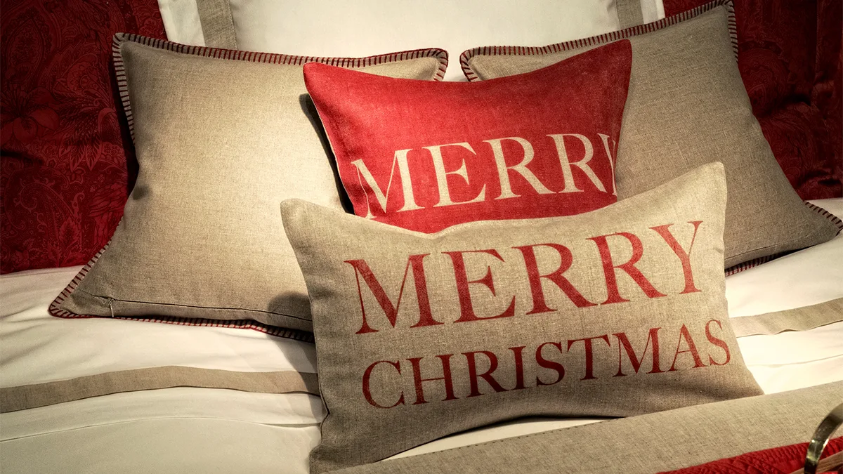 Hotel Bett Weihnachten Merry Christmas Foto iStock JC Marcos Hotel Bett Weihnachten Merry Christmas Foto iStock JC Marcos.jpg