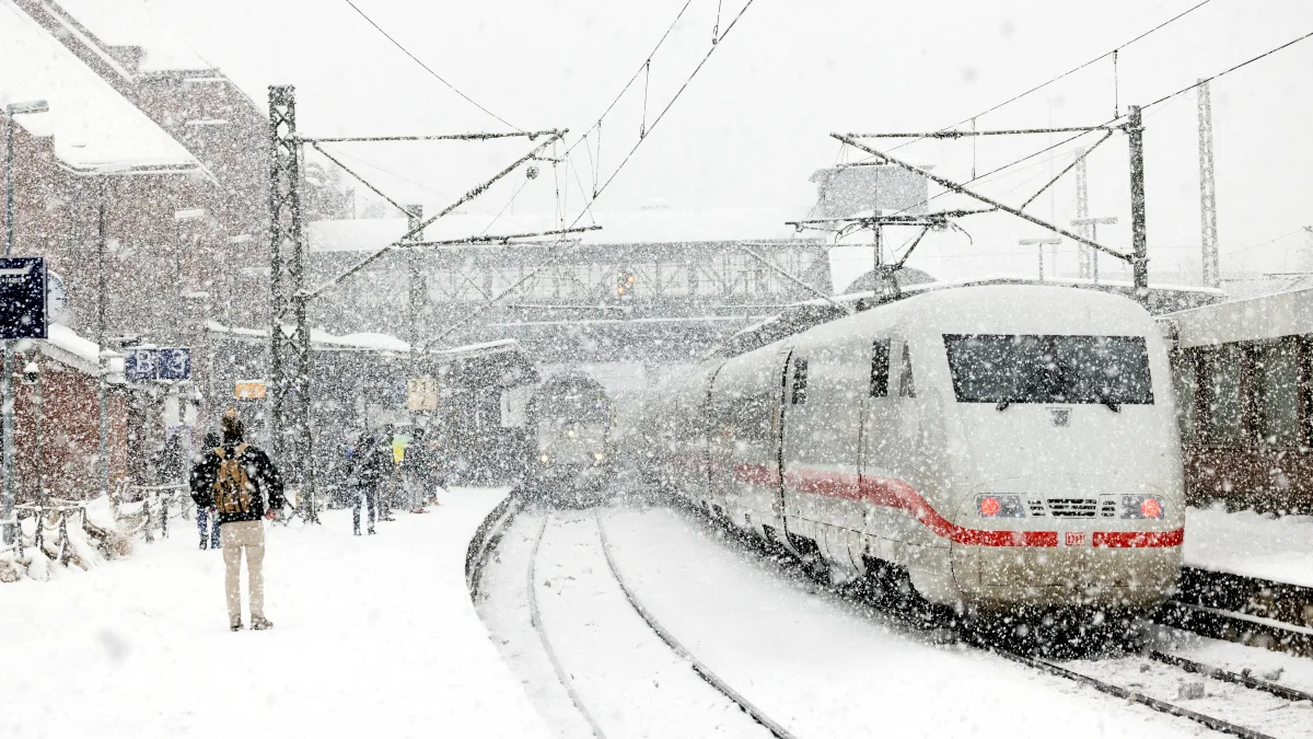 b86d0961b735-Bahn-Schnee-ICE-Hamburg-Foto-Deutsche-Bahn Bahn Schnee ICE Hamburg Foto Deutsche Bahn.jpg