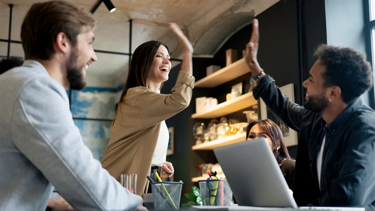 bc9ad4f70ff6-Kollegen-iStock-opolja-1340692189 Kollegen