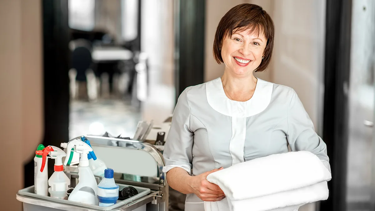 2808663ec5bd-Housekeeping-Zimmermaedchen-Hotel-iStock-RossHelen Housekeeping Zimmermädchen Hotel iStock RossHelen.jpg