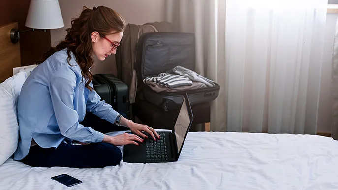 Hotelzimmer_Geschäftsfrau_Laptop_Foto iStock Lordn Hotelzimmer_Geschäftsfrau_Laptop_Foto iStock Lordn.jpg