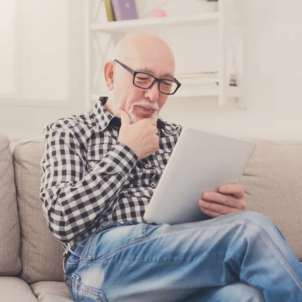 Tablet Senioren Computer Pflegeheim Foto iStock Prostock-Studio