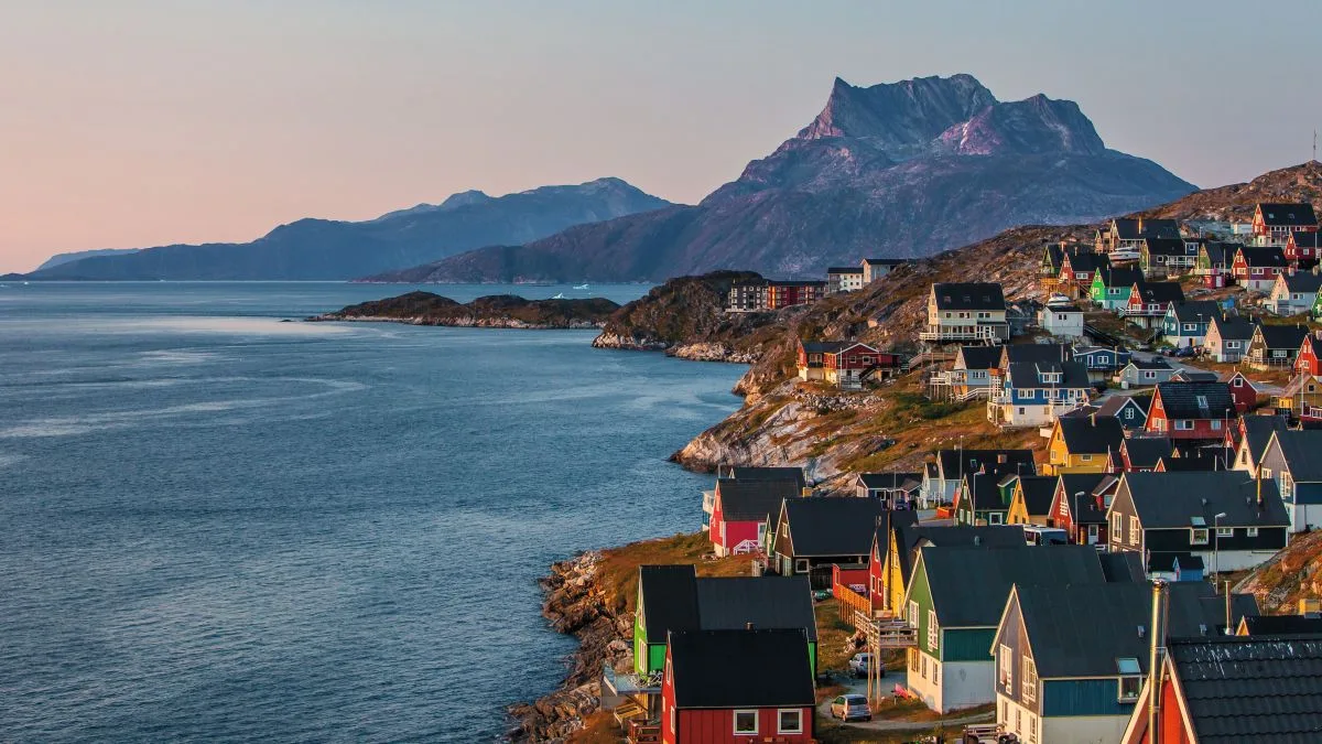 HX Advertorial 1026 Grönland shutterstock_1484319500_39L Mit drei Schiffen geht HX Expeditions im Sommer auf Entdeckungsreise nach Grönland. Gäste erwartet eine lebendige Kultur, die Traditionen pflegt, und eine ungezähmte, fast unberührte Natur.