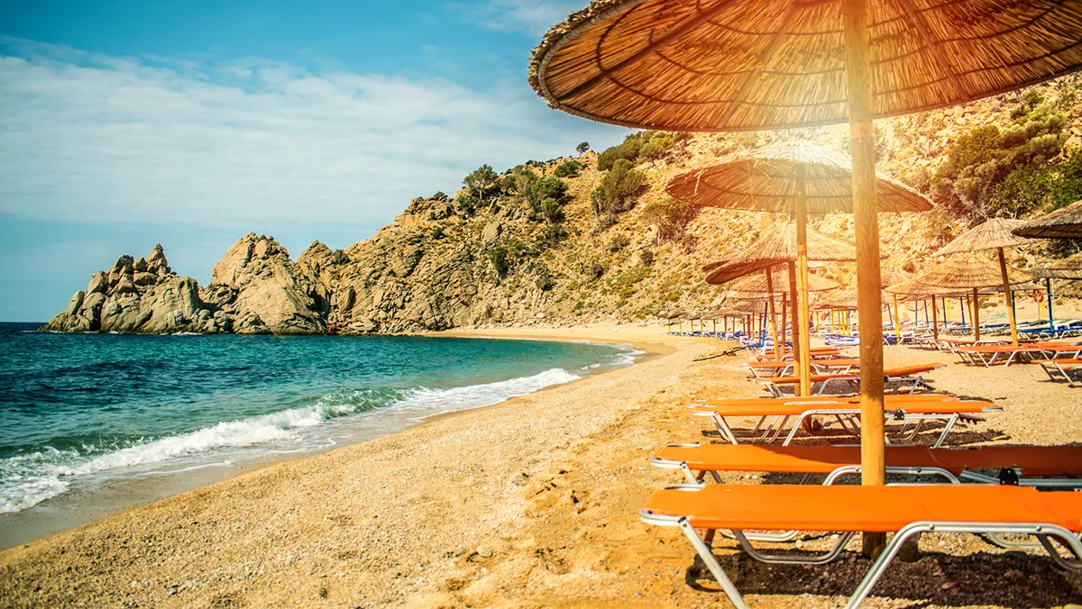 Griechenland Strand mit Liegen ohne Menschen iStock CIPhotos Griechenland Strand mit Liegen ohne Menschen iStock CIPhotos.jpg