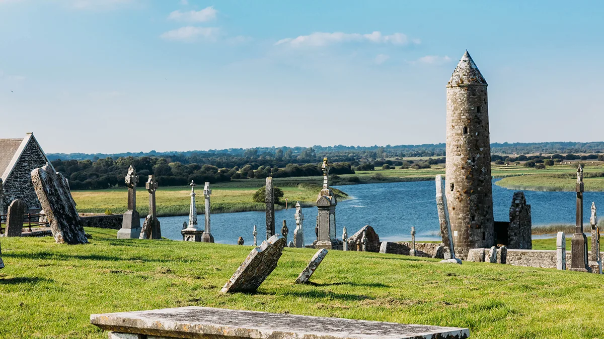 5aac8f7f533b-Clonmacnoise-Monastic-Site-Co-Offaly_1200x675 Irland River Shannon Clonmacnoise Tourism Ireland/Murphy