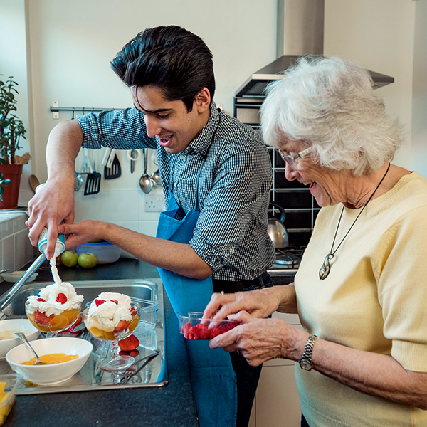 Quartier Junger Mann Alte Frau iStock DGLimages.jpg