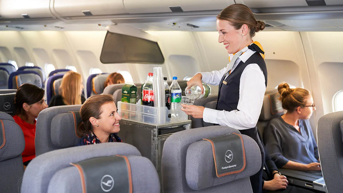 ce6faa291a46-Lufthansa-Service-Crew Lufthansa Service