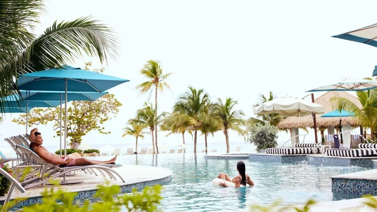 Sandals Companyweek Montag SDR-Lifestyle-Main-Pool Wer beim Gewinnspiel von Sandals Resorts im Rahmen der Themenwoche Sandals & Karibik auf Counter vor9 mitmacht, hat die Chance auf einen kostenfreien FAM-Trip in die Karibik.