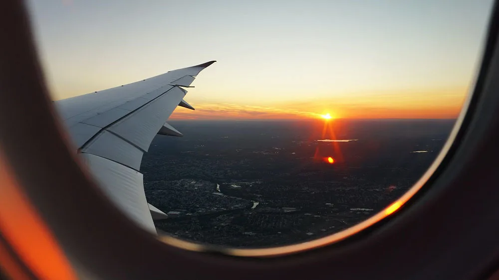 Flugzeug Blick nach außen Expedia eva-darron-oCdVtGFeDC0-unsplash k Blick aus dem Flugzeug