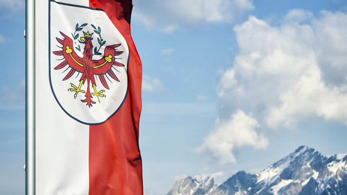 Österreich Tirol Symbol Flagge Foto iStock Foottoo