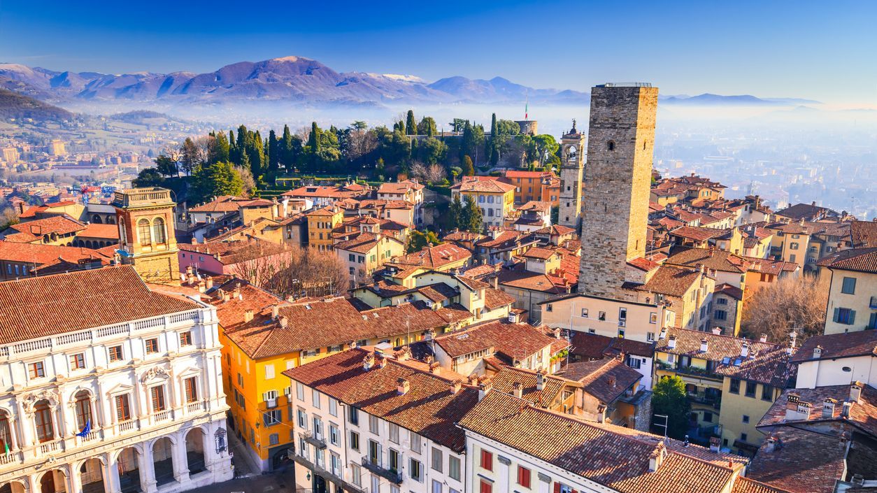 Bergamo Lombardei Italien Piazza Vecchia und dem Torre del Gombito