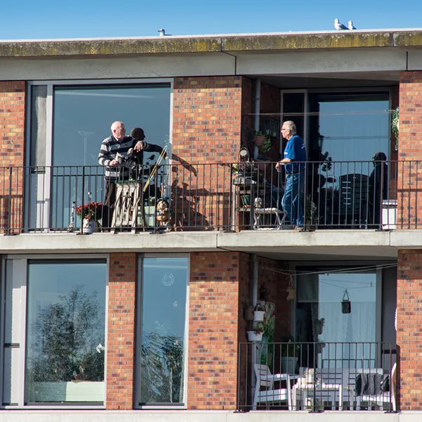 Seniorenwohnen Männer auf Balkon Foto iStock Cornutus Seniorenwohnen Männer auf Balkon Foto iStock Cornutus.jpg