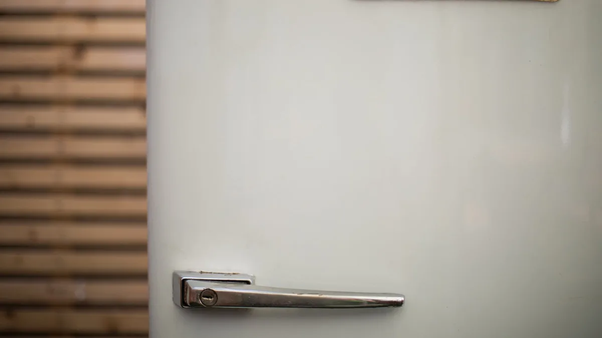 alter Kühlschrank Alte Kühlschränke sind echte Energiefresser. Oft dienen sie in Wohnbereichen noch als Zweitgeräte