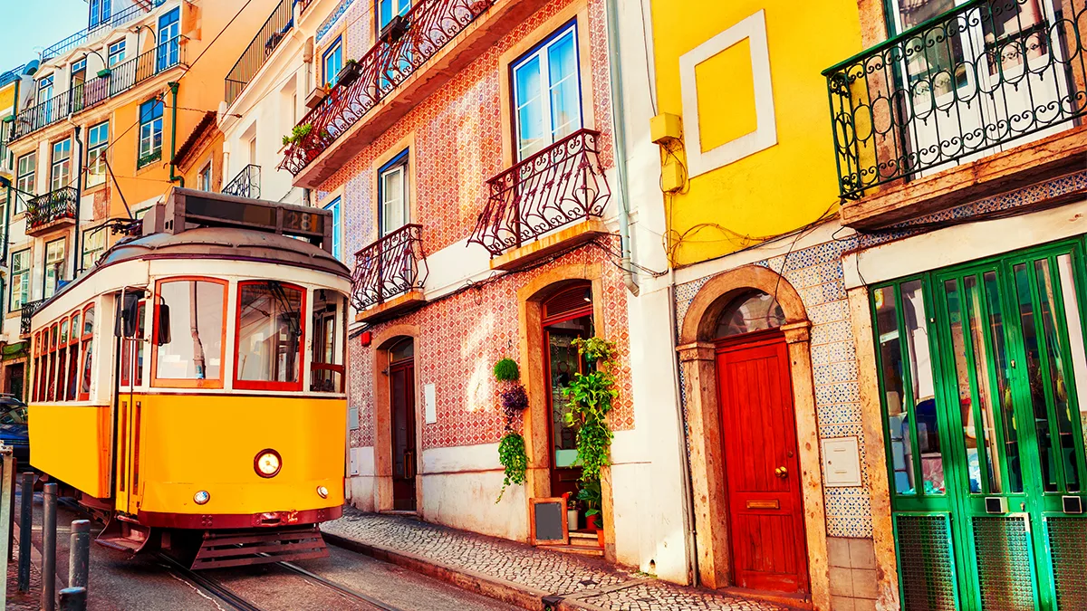 Portugal Lissabon Altstadt Straßenbahn Foto iStock Olga Gavrilova Portugal Lissabon Altstadt Straßenbahn Foto iStock Olga Gavrilova.jpg