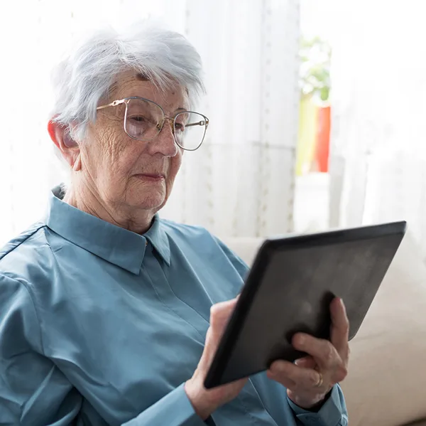 Alte Frau Tablet iStock Gligatron.jpg