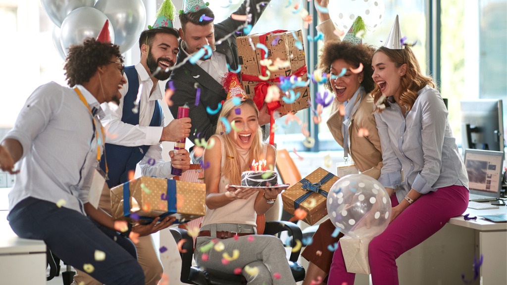 Geburtstag im Buero_Foto_iStock_LuckyBusiness