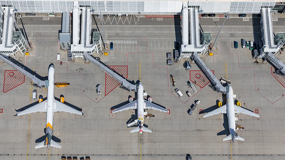 Flughafen München Flugzeuge am Gate von oben Foto München Airport Flughafen München Flugzeuge am Gate von oben Foto München Airport.jpg