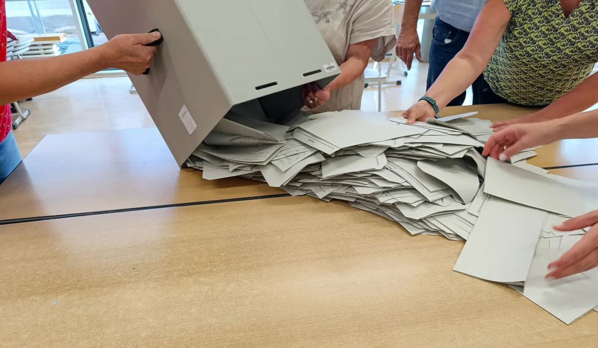 78a8f448b3e8-Wahl-Wahlurne-Stimmzettel-istock-mediartist-Matthias-Schloenvogt Wahl Wahlurne Stimmzettel