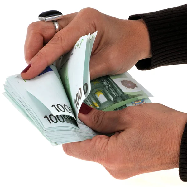 bcb0a0be30f1-Geldscheine-Haende-zaehlen-iStock-Richard-Villalon Geldscheine Hände zählen iStock Richard Villalon.jpg