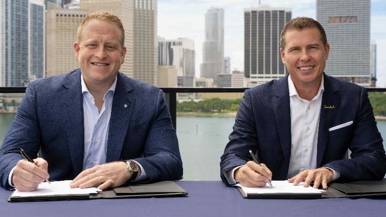 Jason Liberty und Adam Stewart haben den Deal über den Einstieg des Kreuzfahrtkonzerns Royal Caribbean bei der Resortkette Sandals unterzeichnet
