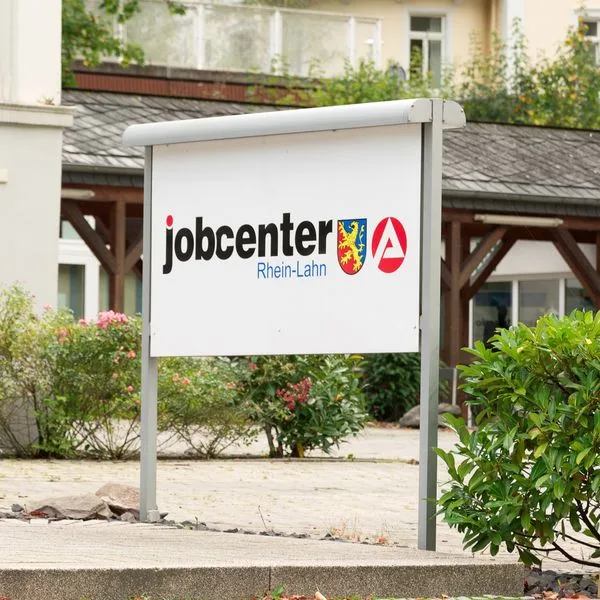 Jobcenter Arbeitsamt Arbeitslose Foto iStock Leesle