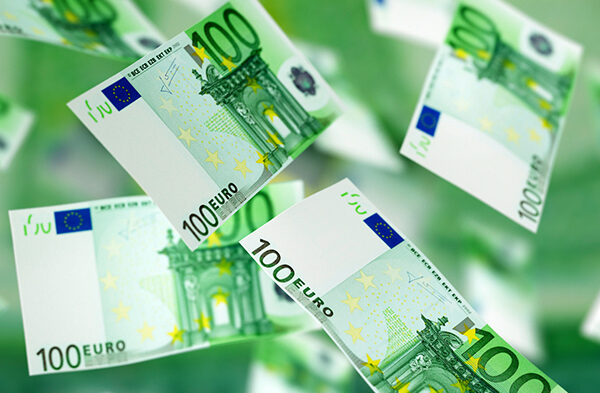 Geldregen Euro Scheine Foto iStock peterschreiber.media Geldregen Euro Scheine Foto iStock peterschreiber.media