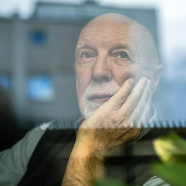Senior einsam traurig nachdenklich Einsamkeit Depression