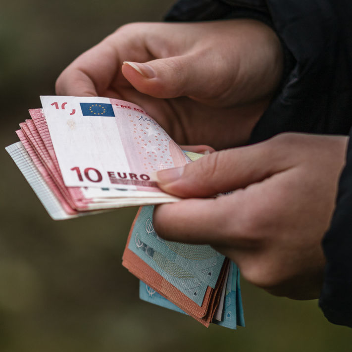 Wenig Geld Gehalt Abschlagszahlung