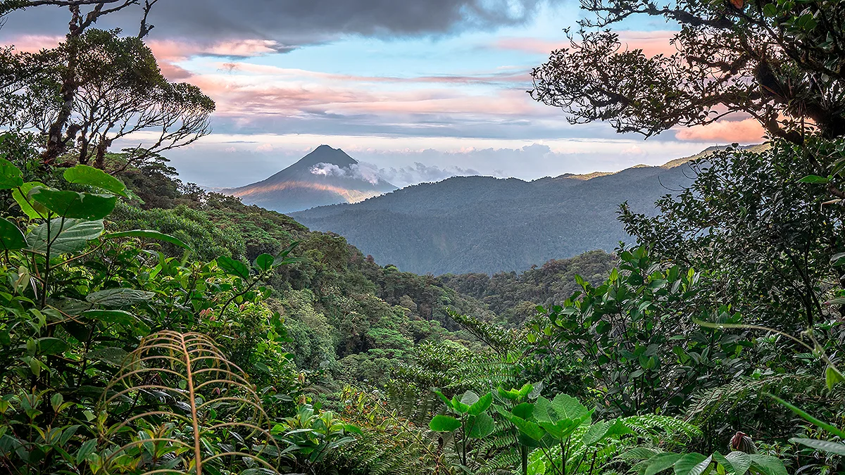 Costa Rica Vulkan Arenal mit Dschungel Foto iStock Kevin Wells Costa Rica Vulkan Arenal mit Dschungel