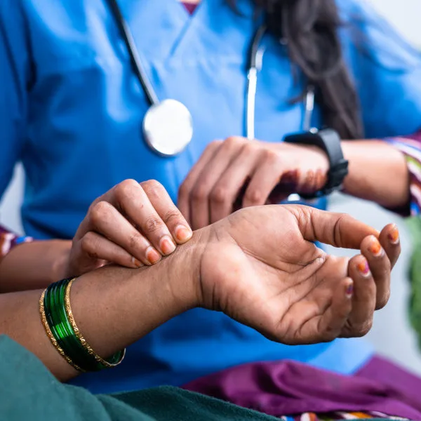 Ausbildung Puls Pulsmessen indische Pflegekraft Inderin Indien