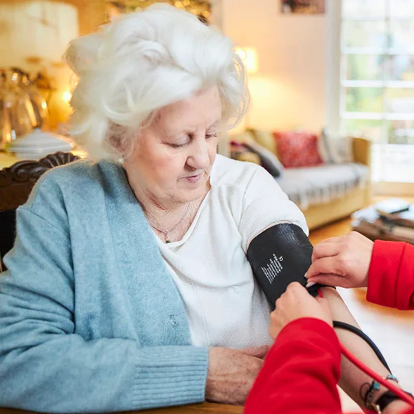 ambulante Pflege Pflegedienst Patientin Blutdruck messen