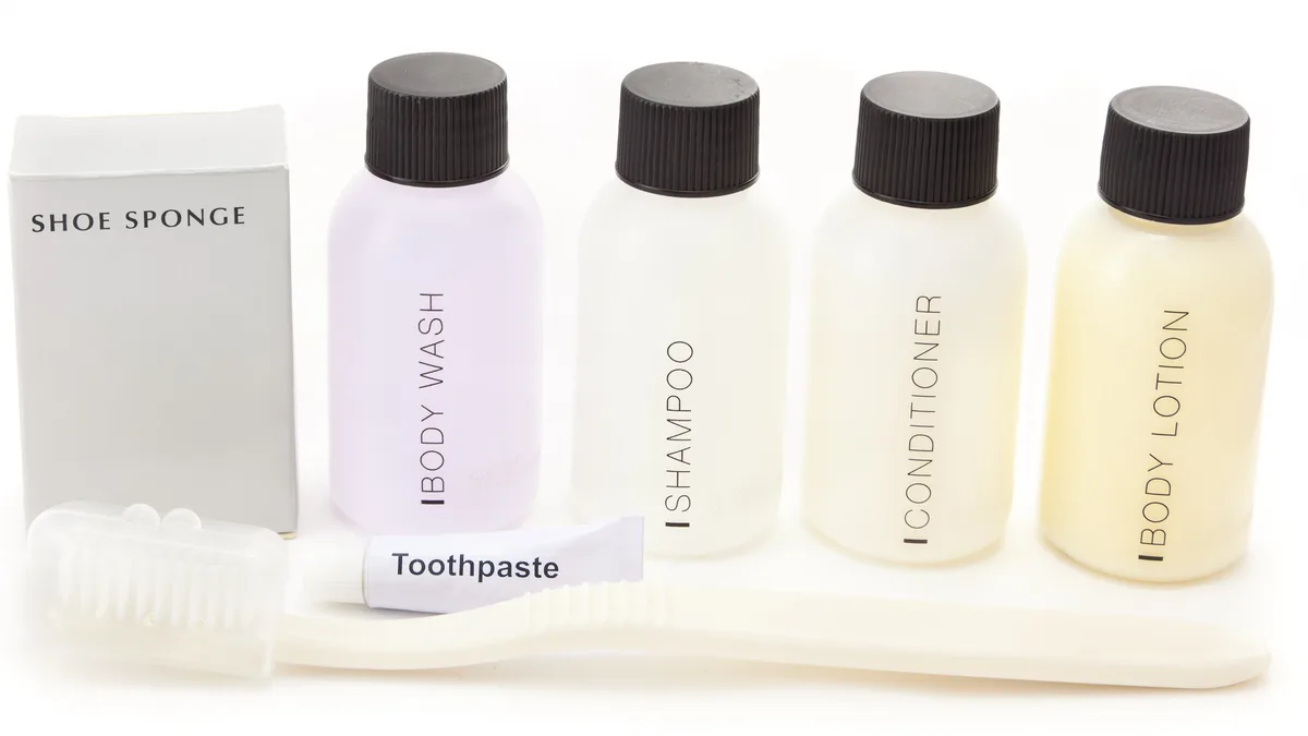3386f080b22c-iStock-119898028 Kosmetik im Hotel kleine Shampoo Fläschchen Umwelt
