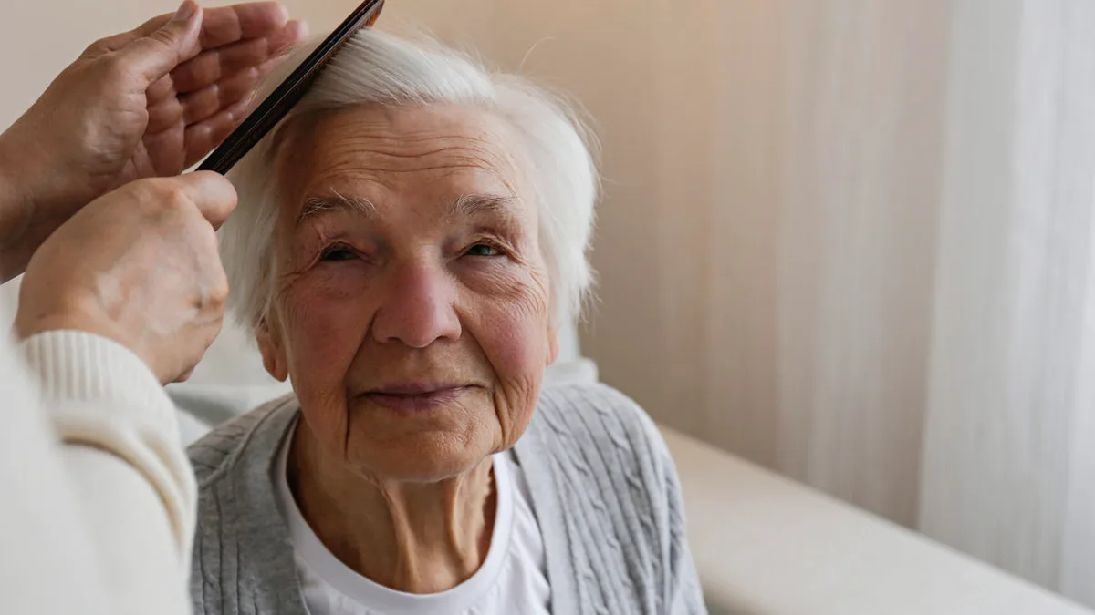 Angehörige Pflegebedürftige pflegebedürftig Pflege Angehörigenpflege Es sind vor allem Frauen, die für die Pflege ihrer Angehörigen ihre Arbeitszeit reduzieren oder sich ganz aus dem Job zurückziehen