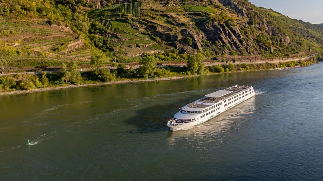 Flusskreuzfahrtschiff iStock Frederick Doerschem -2235891335 RTG und reiseland sehen unter anderem bei Flusskreuzfahrten noch großes Potenzial