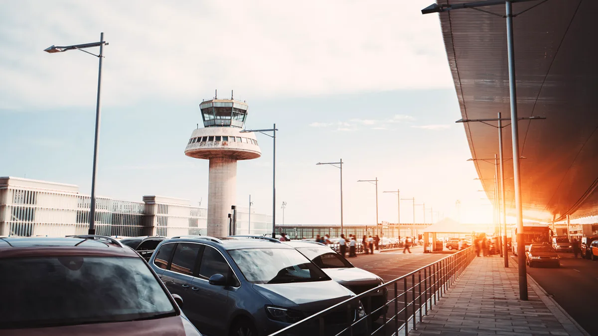 Flughafenparkplatz Spanien Barcelona iStock skyNext -645304878 Flughafen Parkplatz Barcelona