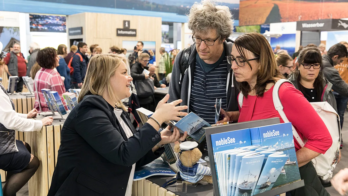CMT Stuttgart Reisemesse 2020 Stand mit Besuchern Foto CMT CMT Stuttgart Reisemesse 2020 Stand mit Besuchern Foto CMT