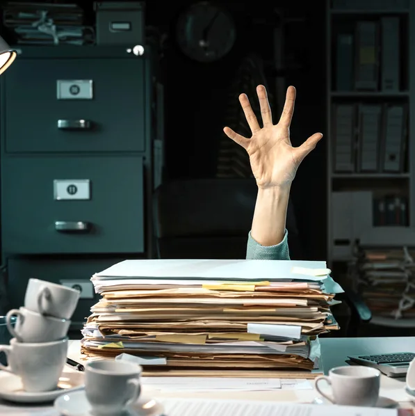 7f1ec7e516e8-Buerokratie-Schreibtisch-Hand-Papierstapel-Frust-iStock-cyano66 Bürokratie Schreibtisch Hand Papierstapel Frust iStock cyano66.jpg
