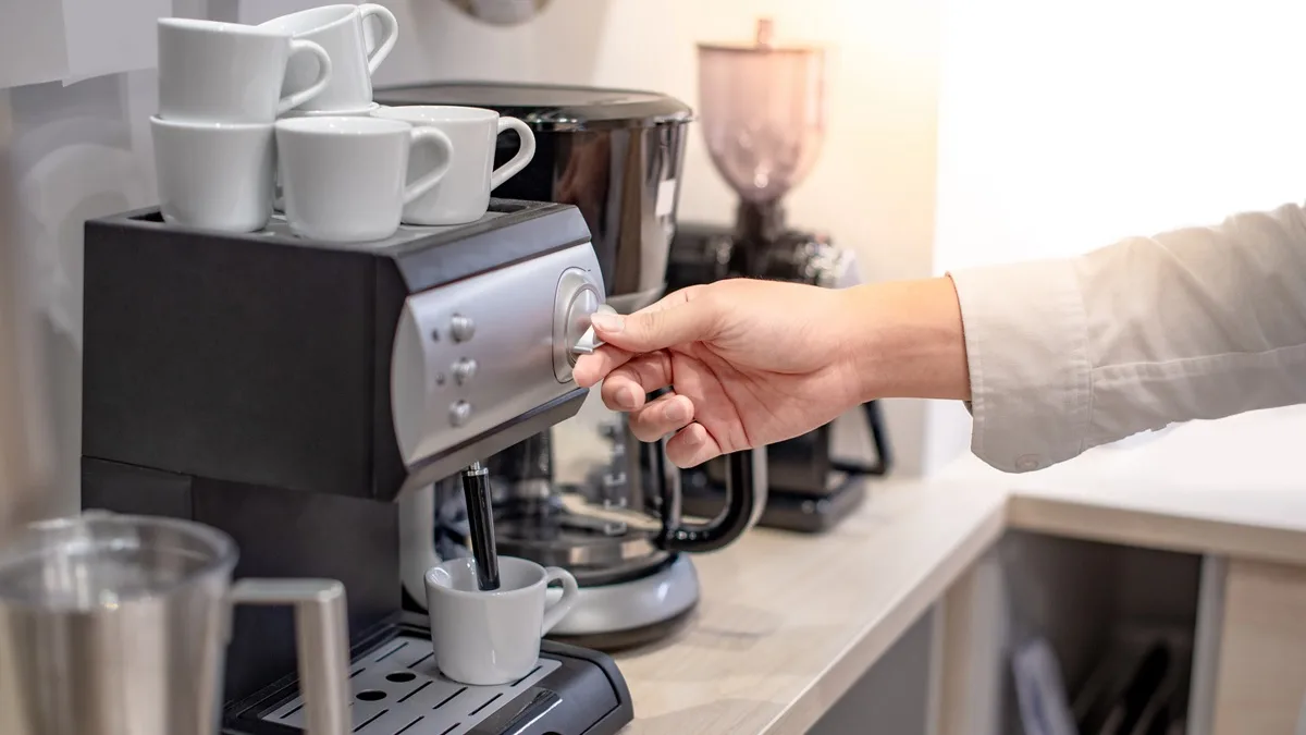 Männliche Hand von barista Verdrehungsknopf auf Kaffeemaschine im Café oder Café. iStock Foto Zephyr18 Männliche Hand von barista Verdrehungsknopf auf Kaffeemaschine im Café oder Café. iStock Foto Zephyr18
