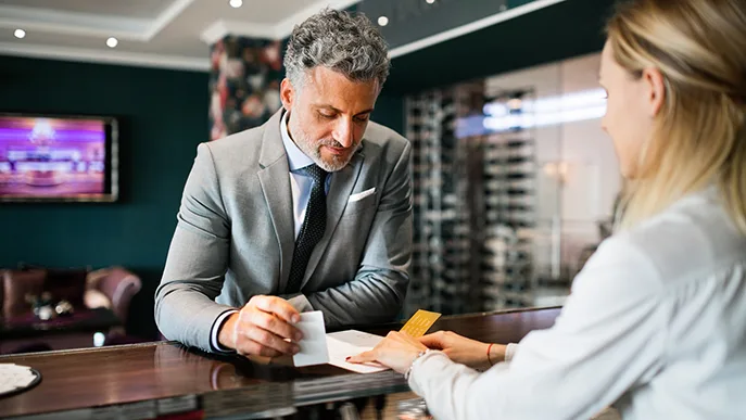 Hotel Check-in Foto iStock Halfpoint Hotel Check-in Foto iStock Halfpoint