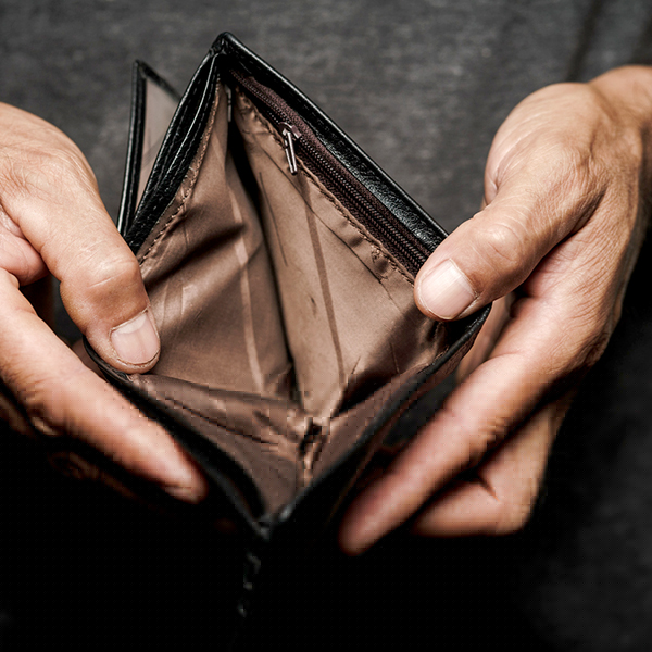 fe4ba4b19d20-Leere-Brieftasche-Portemonnaie-iStock-Suriyawut-Suriya Leere Brieftasche Portemonnaie iStock Suriyawut Suriya.jpg