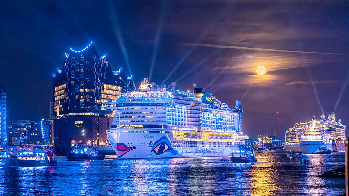 e6d0a837fa2a-Hamburg-Cruise-Days-2019_Parade_Samstagabend-c-Jan-Schugardt-Hamburg-Cruise-Days Hamburg Cruise Days
