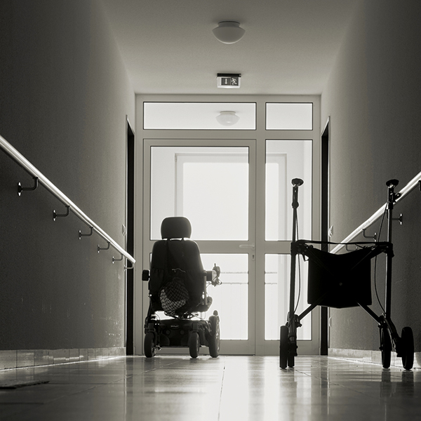 Pflegeheim leerer dunkler Flur Rollator Rollstuhl iStock Heiko119.jpg