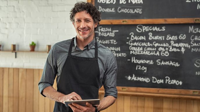 Kellner mit Tablet Foto istock Ridofranz