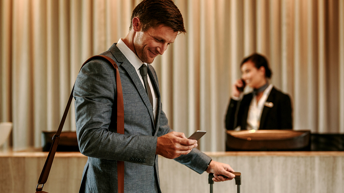 Geschäftsreise Mann Smartphone Lobby iStock jacoblund.jpg