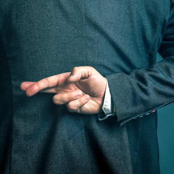 Betrug Finger kreuzen hinter dem Rücken iStock stevanovicigor.jpg