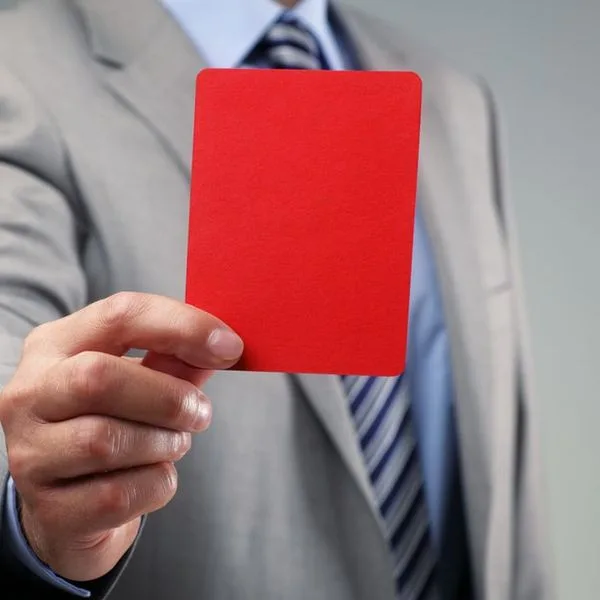 Rote Karte Strafe Bestrafung Quadrat Foto iStock BrianAJackson