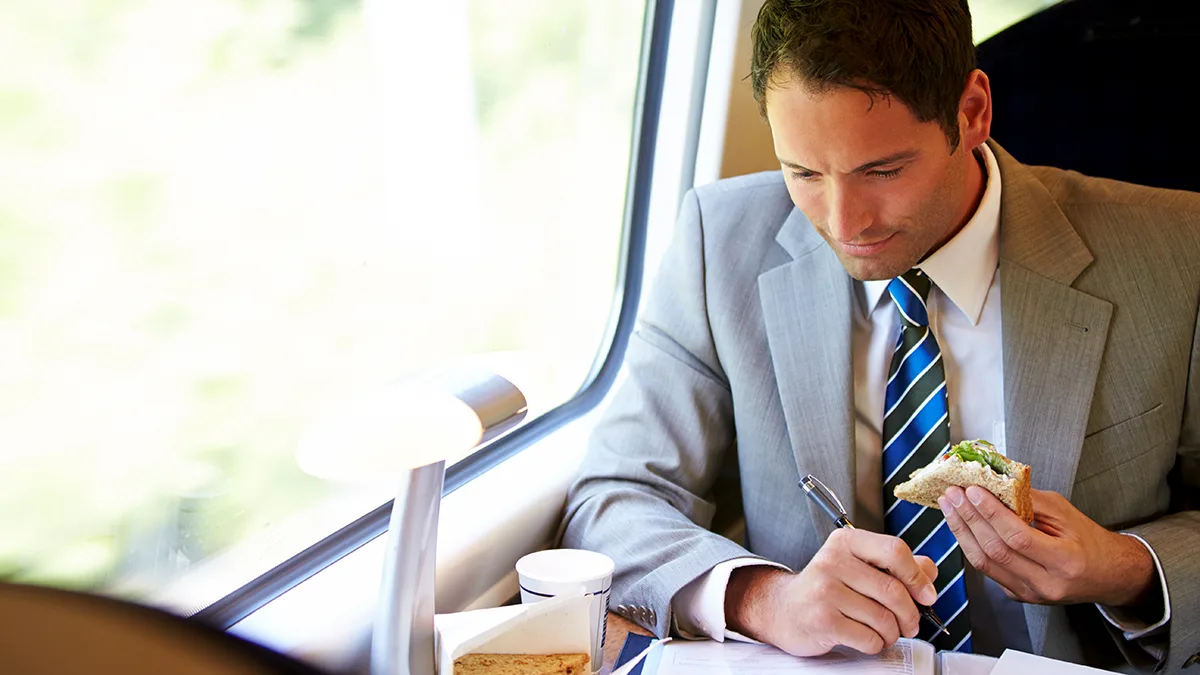 Geschäftsreisen Bahn Business Traveller Essen im Zug Foto iStock Monkey Business Images Geschäftsreisen Bahn Business Traveller Essen im Zug Foto iStock Monkey Business Images