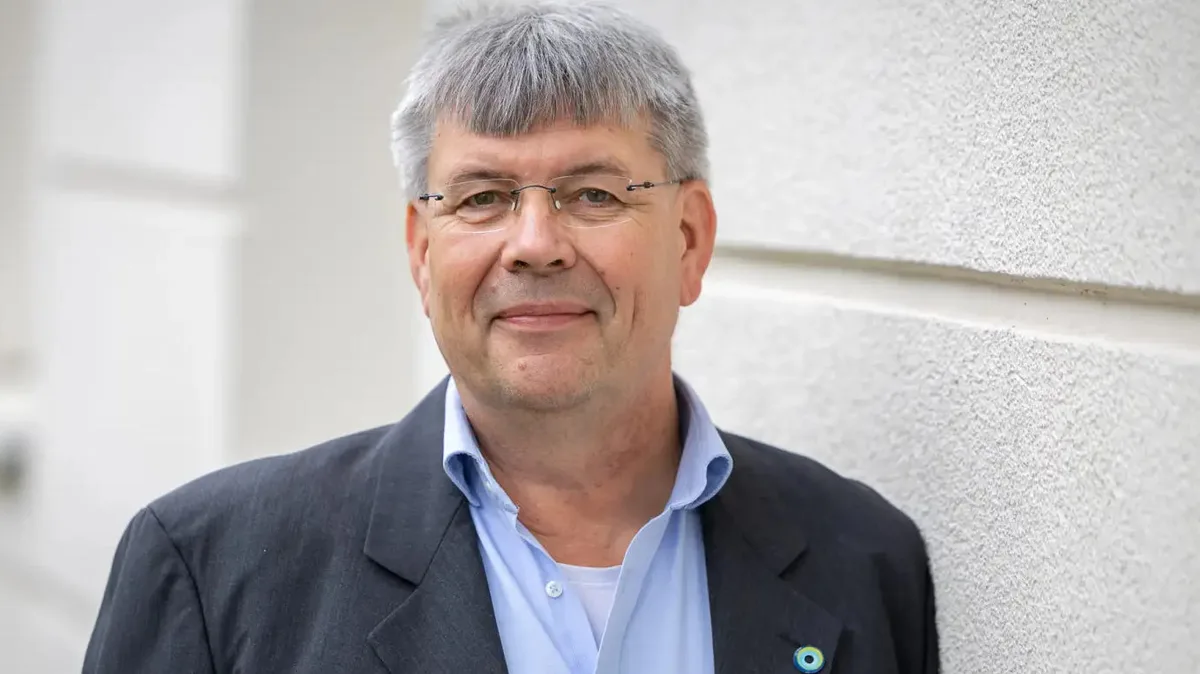 Peter Tackenberg DBfK Peter Tackenberg folgt auf Bernadette Klapper, die jetzt (61) Leitende Pflegefachfrau beim Medizinischen Dienst Bund ist